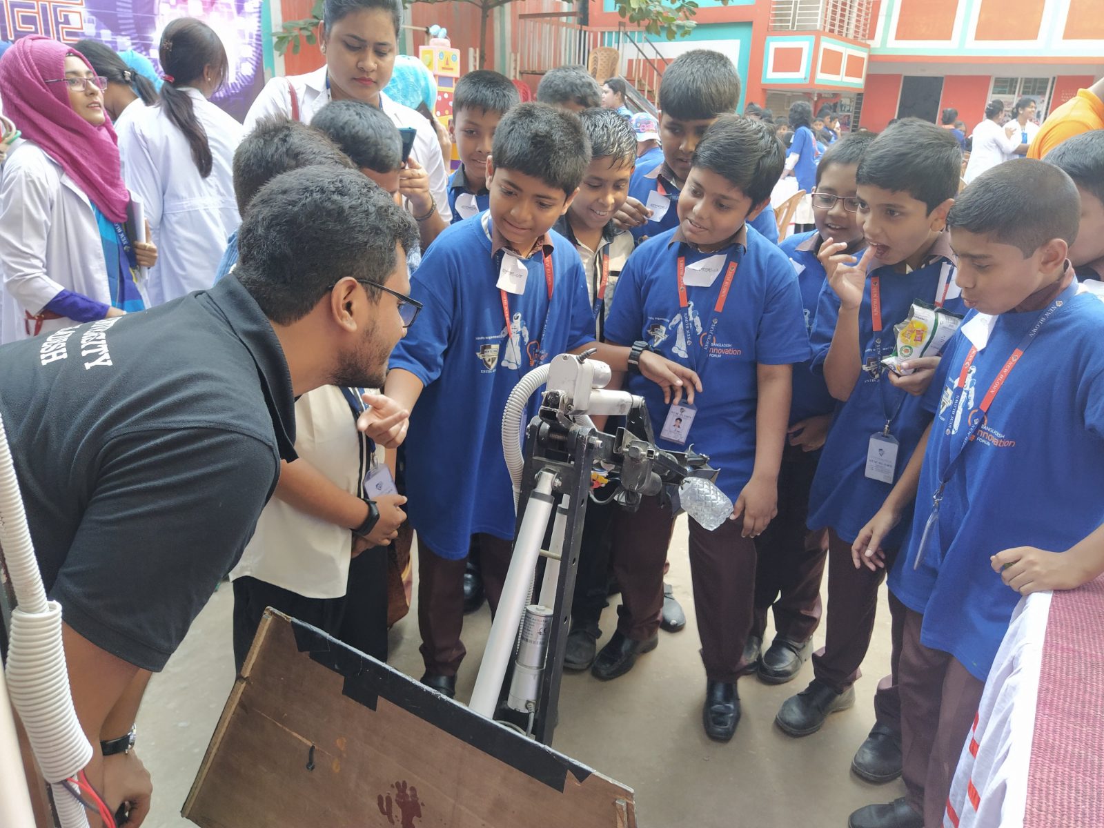 Demonstrating the Mongol Tori robotic arm to school students at an innovation fair, November 2019